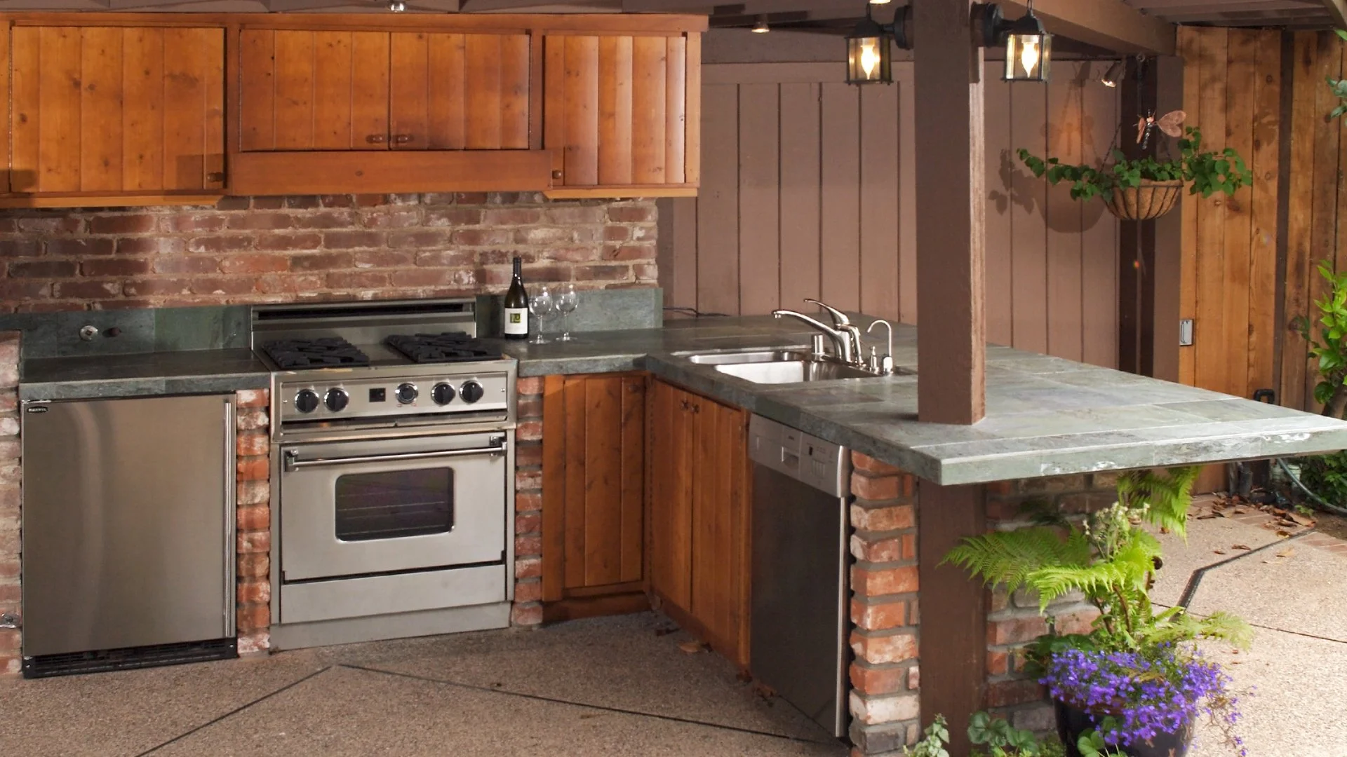 Make Your Outdoor Kitchen Functional by Incorporating These Amenities